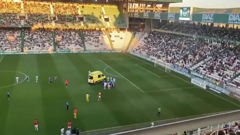أزمة قلبية وتنفسية تتسبب في سقوط لاعب إشبيلية على أرضية الملعب ..فيديو