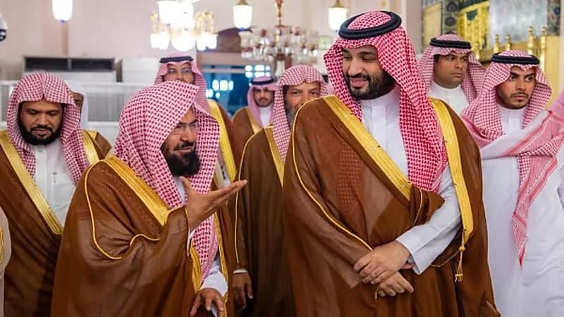 شاهد.. ولي العهد يؤدي الصلاة في المسجد النبوي ويتشرف بالسلام على الرسول