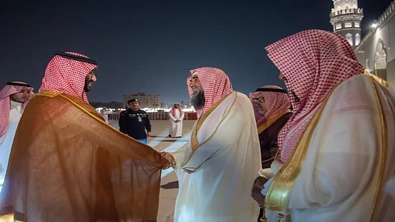 بالفيديو والصور.. ولي العهد يزور مسجد قباء ويؤدى ركعتي تحية المسجد