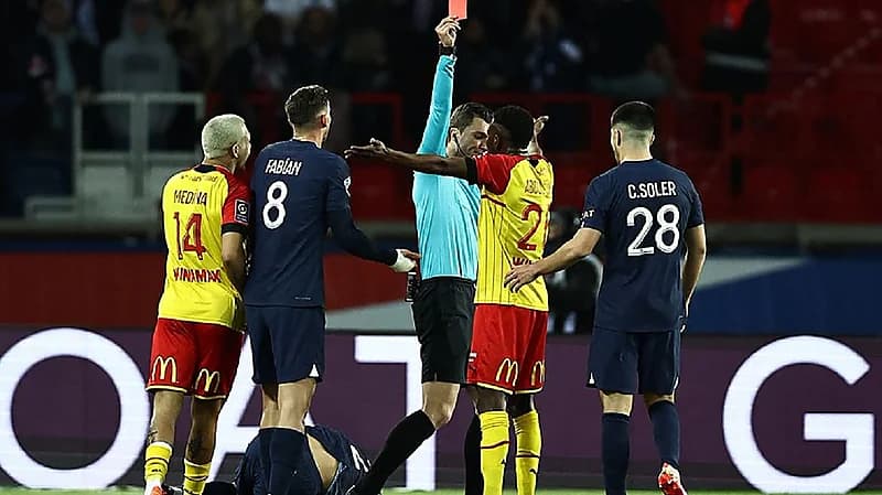 بعد تعرضه لإصابة قوية..ساليس يعتذر لحكيمي عن تدخله المتهور