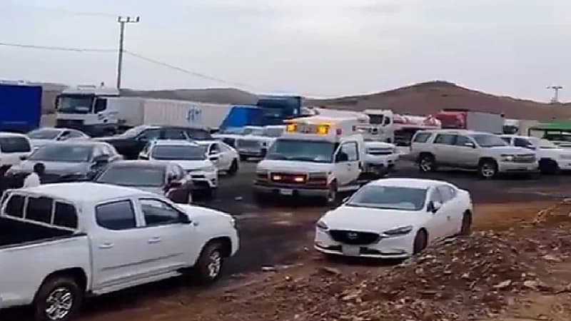 بالفيديو.. السيول توقف طريق جعبة جرب غرب بيشة