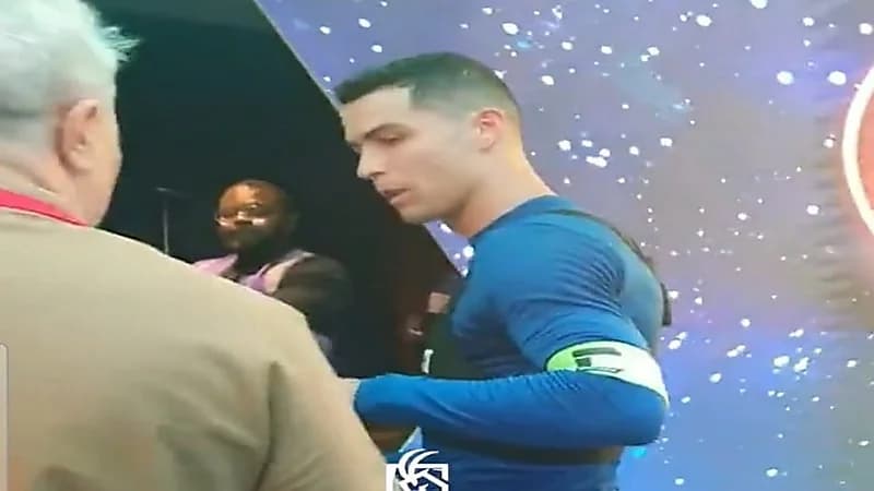 شاهد.. مدرب الرائد يطلب من رونالدو التيشيرت