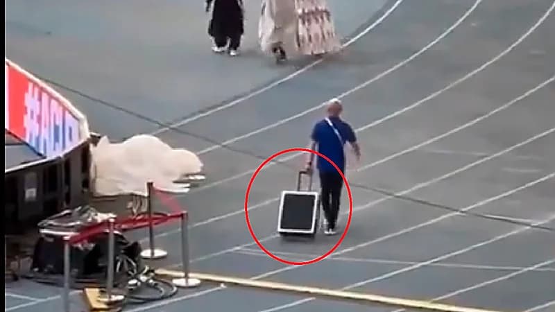 بالفيديو.. حقيبة كأس آسيا تصل الملعب قبل انطلاق النهائي