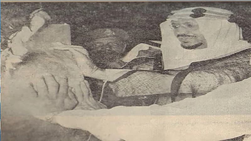 صورة قديمة للملك سعود لحظة وضعه الإطار الفضي للحجر الأسود
