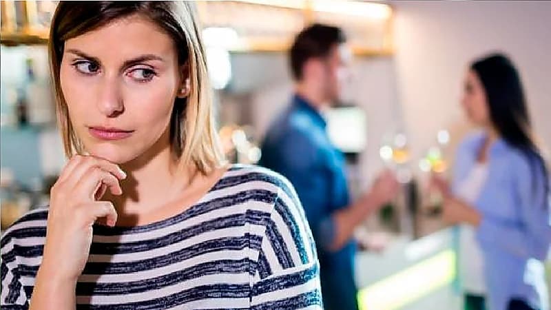 نصائح للتعامل مع أخت الخطيب الغيورة قبل الزواج .. فيديو