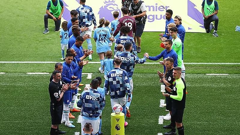 لاعبو تشيلسي ينظمون ممرا شرفيا لـ"مانشستر سيتي".. فيديو