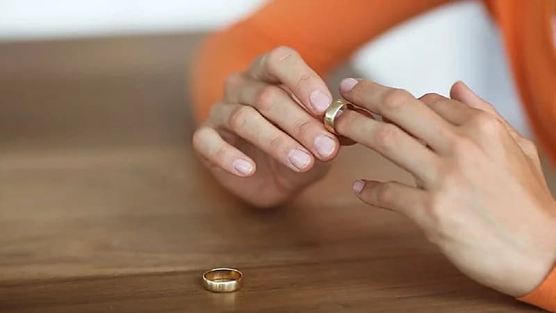 امرأة تطلب الخلع من زوجها لتحرشه بها أمام شقيقتها