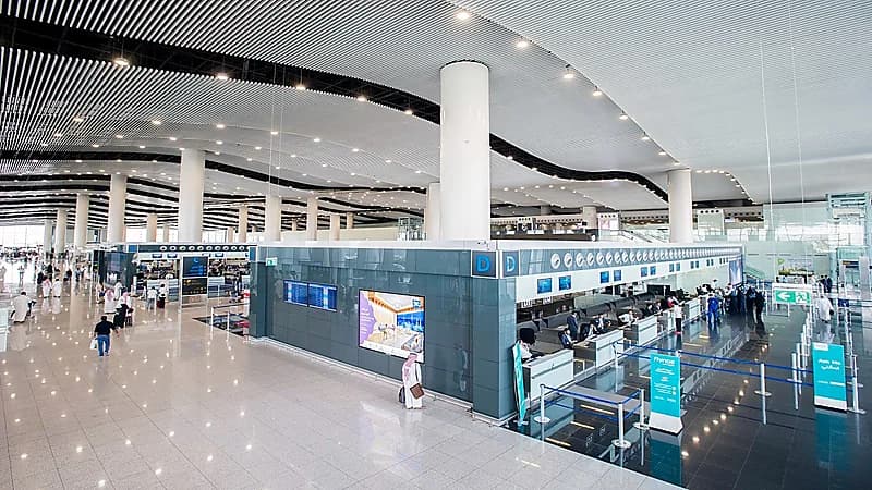 إحباط محاولة تهريب أدوية خاضعة للرقابة الطبية عبر مطار الملك خالد الدولي