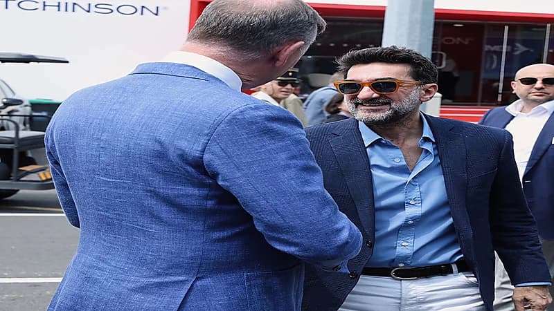 الرميان يشاهد الهوية البصرية لطيران الرياض..فيديو وصور