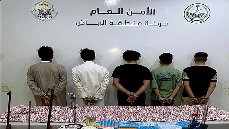 ضبط مقيم و4 مواطنين لترويجهم المخدِّرات