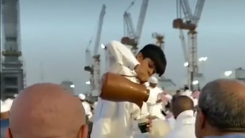 مشهد يأسر القلب لطفل يخدم الحجاج ويقدم لهم الشاي والقهوة .. فيديو