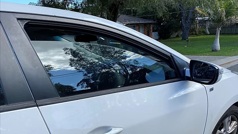 أخصائية تحذر من مخاطر فتح نوافذ السيارة