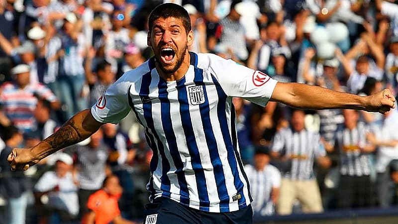 لاعب يلجأ لوسائل التواصل للبحث عن ناد جديد