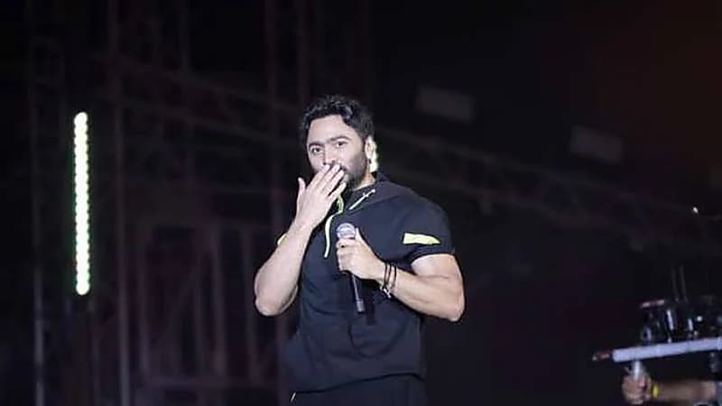 دخول الفنان تامر حسني إلي حفل العلمين طائرا في الهواء .. فيديو