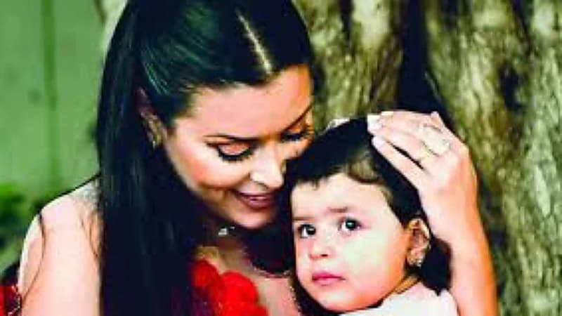 طليق إعلامية كويتية يخطف ابنته من أحضان والدتها .. فيديو