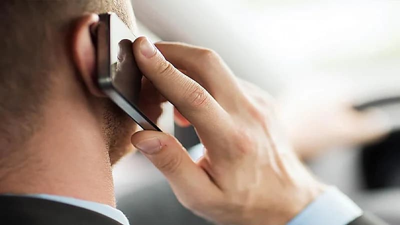 سجن أربعيني زيف صوت والديه وسرق أموالهما من البنوك