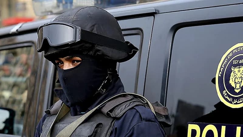 لحظة القبض على فنان مصري بتهمة حيازة مواد مخدرة..فيديو