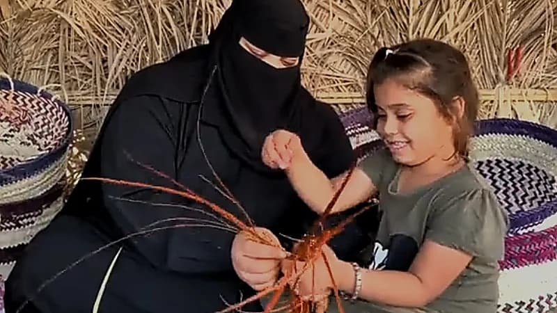 شابة من الأحساء ورثت مهنة الخواصة وتعلمها للأجيال الجديدة  ..  فيديو