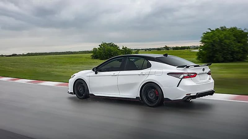 مواصفات تويوتا كامري LE 2024الجديدة كليا .. فيديو