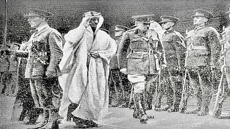 صورة قديمة للملك سعود لدى استقباله بقصر باكنغهام في لندن