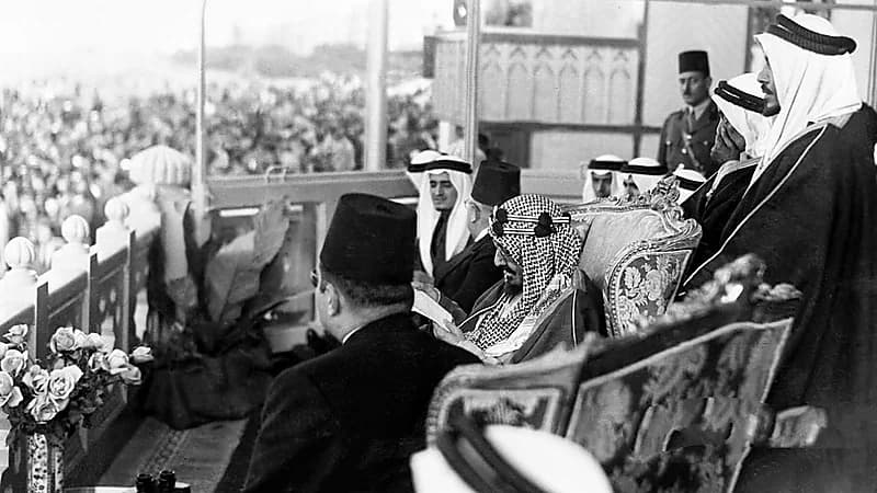 حضور الملك عبدالعزيز والملك فاروق لسباق الخيل قبل 74عامًا ..صورة