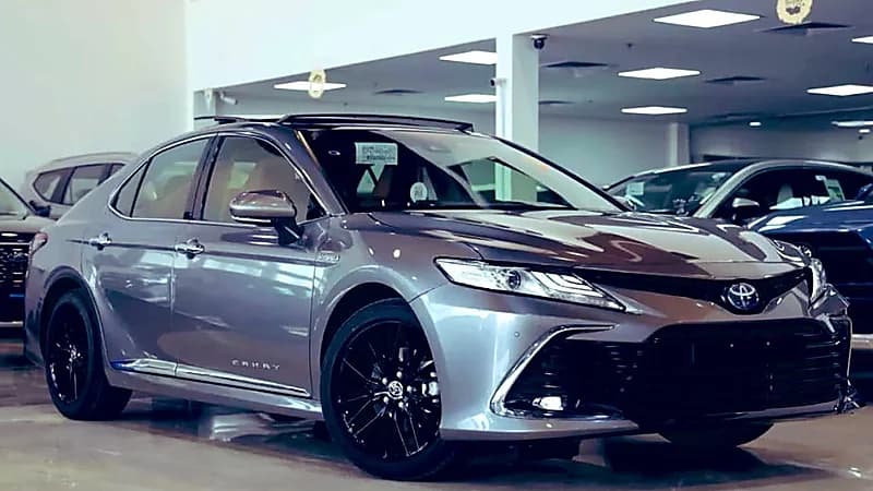 مقارنة بين أسعار بعض أنواع السيارات .. فيديو وصور