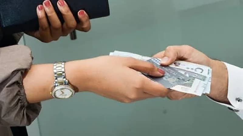 مستشار قانوني: السلف بين الأزواج قد ينتهي في المحاكم .. فيديو