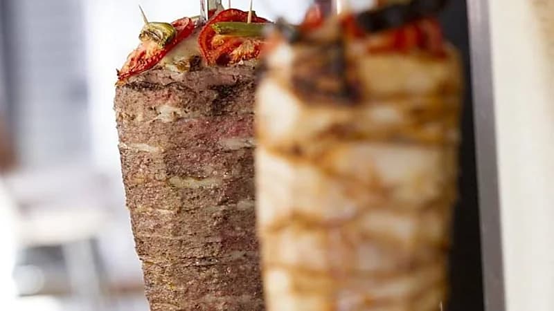 مختصة تحذر من احتواء أسياخ الشاورما على بكتيريا تؤدي إلى الوفاة .. فيديو