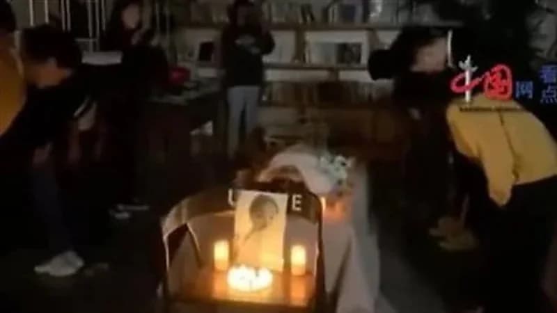 فتاة تقيم جنازتها بعد الانفصال عن حبيبها