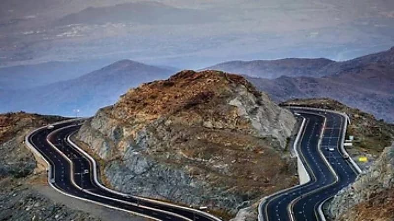 "الطرق" تُعلن البدء بتجربة نظام ذكي لرصد تساقط الصخور على عقبة الهدا