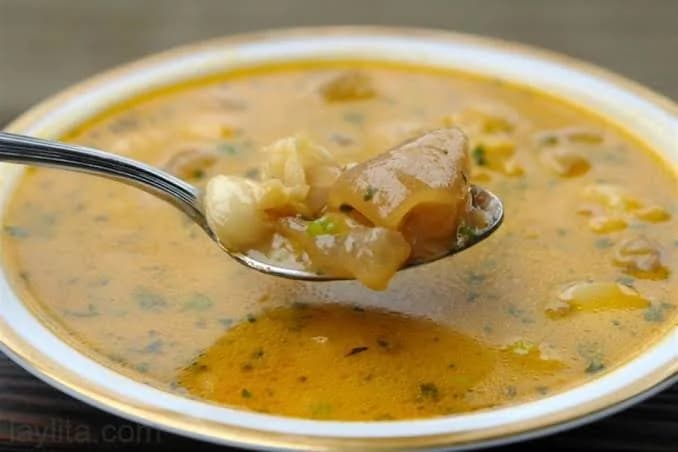 طبيب يوضح مدى فائدة "شوربة الكوارع" لاستعادة الكولاجين..فيديو