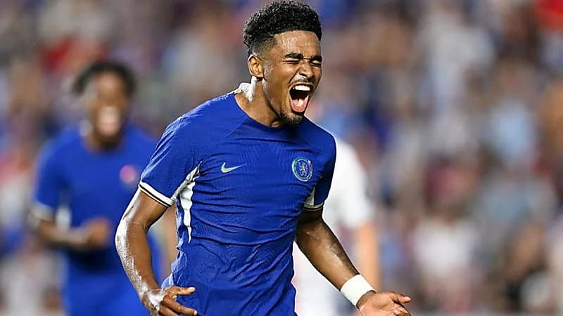 بروسيا دورتموند يتعاقد مع مدافع تشيلسي