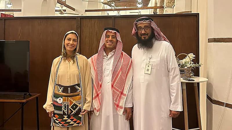 للتعرف على الإسلام  ..  تياغو ميلو وعائلته يزورون أقدم مساجد جدة