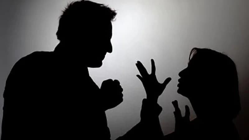 زوج يُصيب نفسه بمكان حساس ويتهم زوجته بغرض الانتقام