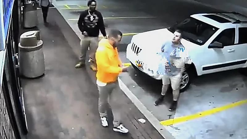 أمريكي يتنمر على شاب معاق ويقوم بـ لكمه دون سبب .. فيديو