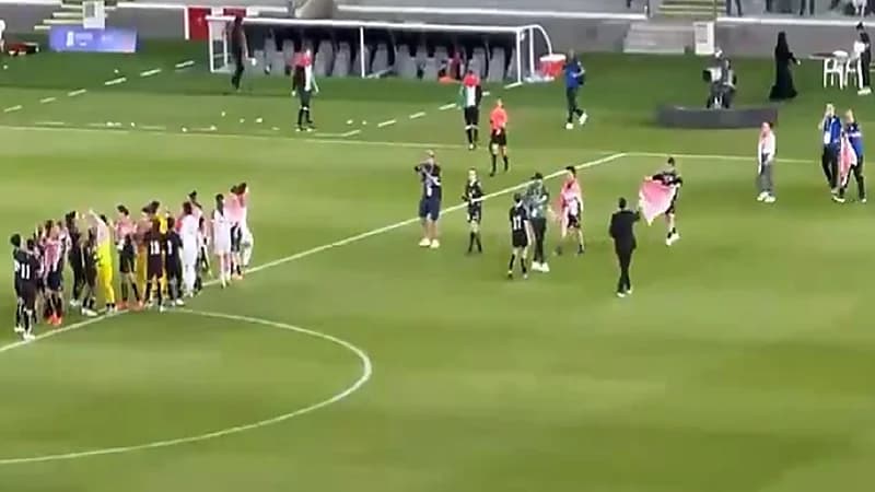 سيدات الأردن يحتفلن بالشماغ بعد فوزهم على منتخب فلسطين .. فيديو