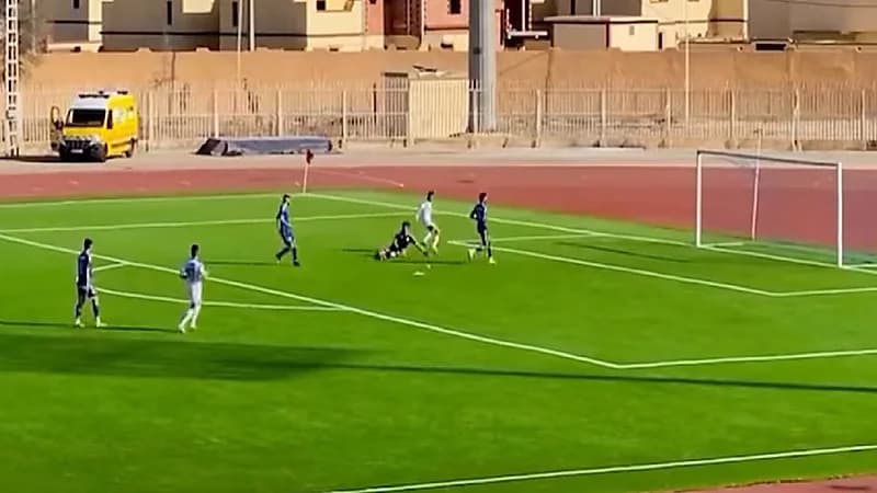 لقطة مثيرة للاعبين يتركان المجال لمنافسهما لتسجيل هدفا بمرمى فريقهما .. فيديو