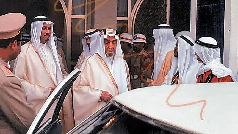 صورة نادرة لحظة خروج الملك فيصل من مبنى إمارة الرياض