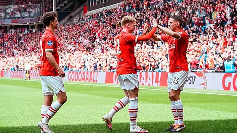 للمرة الـ 25 في تاريخه  ..   آيندهوفن بطلًا للدوري الهولندي