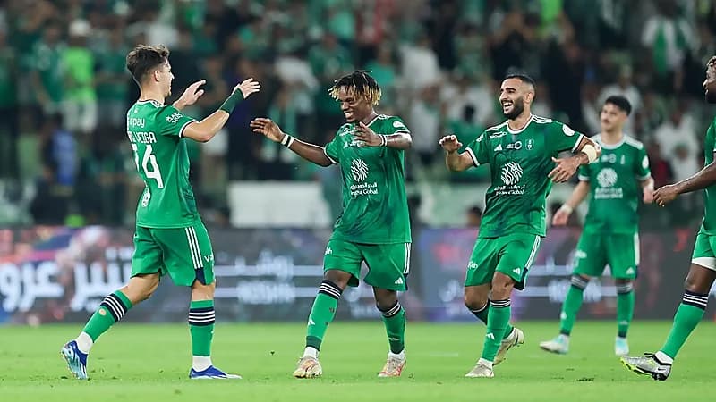 الأهلي يسيطر على جوائز الأفضل في دوري روشن