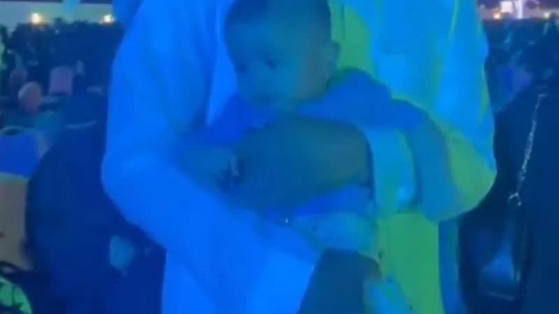 أصغر الحضور في حفل تخريج طلاب جامعة حائل يلفت الأنظار .. فيديو