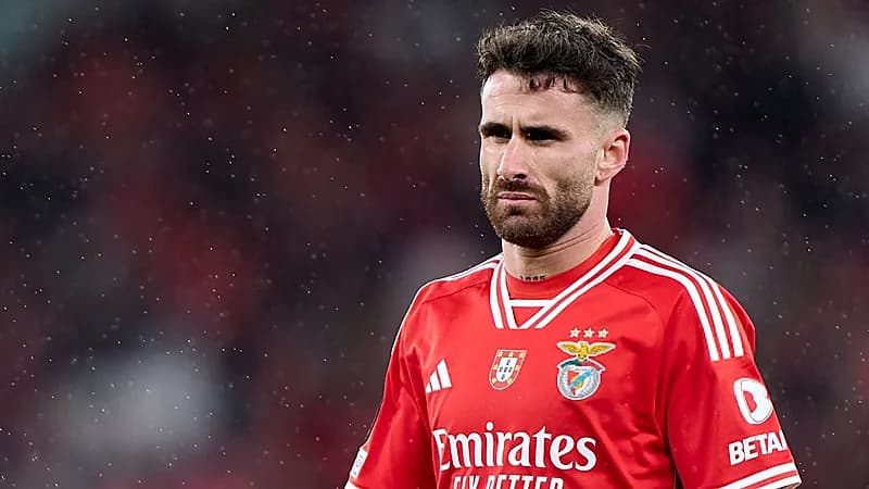 سيلفا يقترب من الشباب