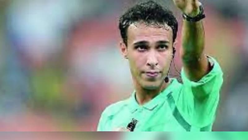 طاقم تحكيم سعودي يدير مباراة أستراليا و فلسطين