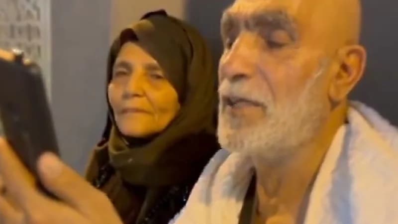 حجاج يعايدون أهاليهم عبر الاتصال المرئي في مشعر منى .. فيديو
