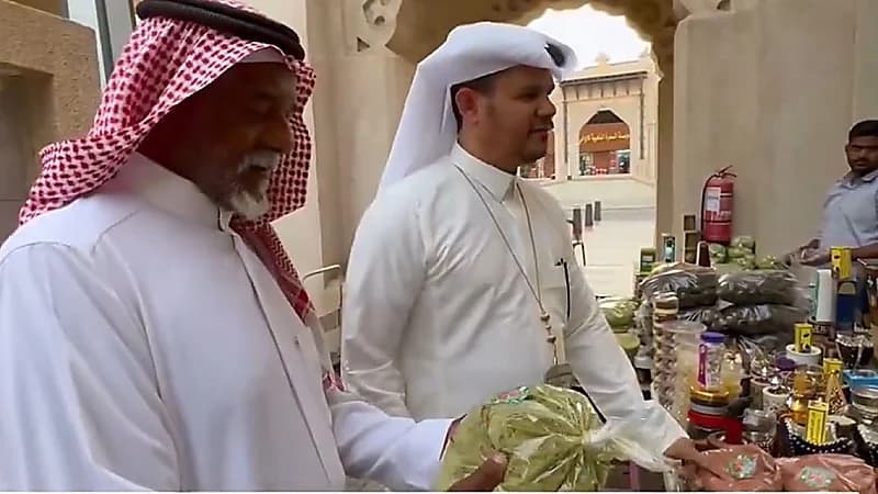 أول مرشد سياحي سعودي متخصص بلغة الإشارة في الأحساء..فيديو