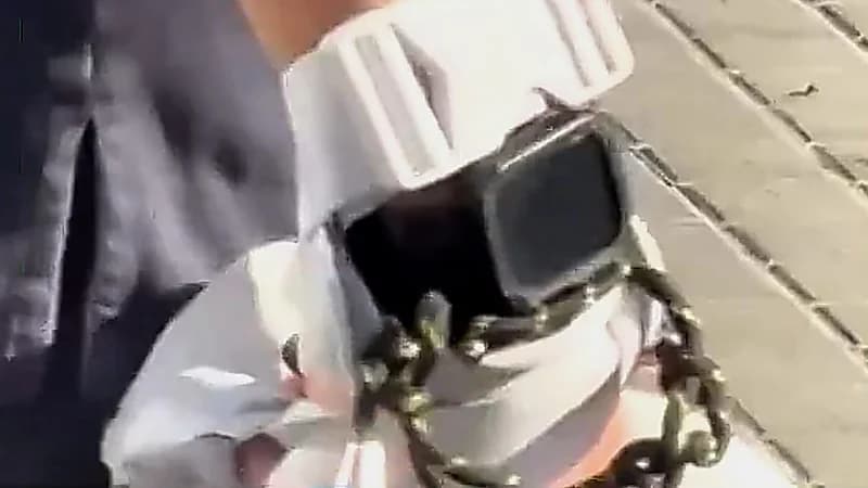 تفاديًا لسرقتها  ..  مشاهد لانتشار ربط الهواتف بالأيدي في برشلونة  ..  فيديو