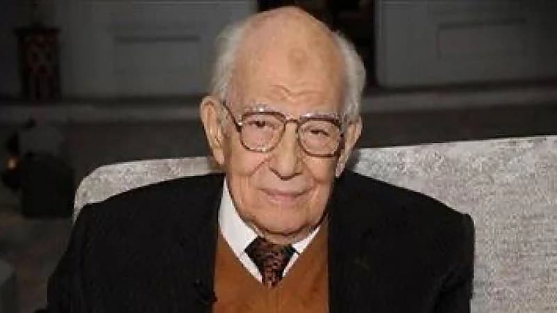 رشوان توفيق يرد على إشاعات زواجه من فتاة صغيرة : حرام بعد العمر ده