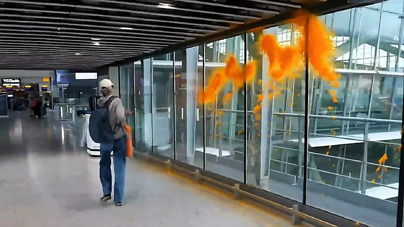 فتيات يلطخن مطار هيثرو الدولي بطلاء برتقالي.. فيديو