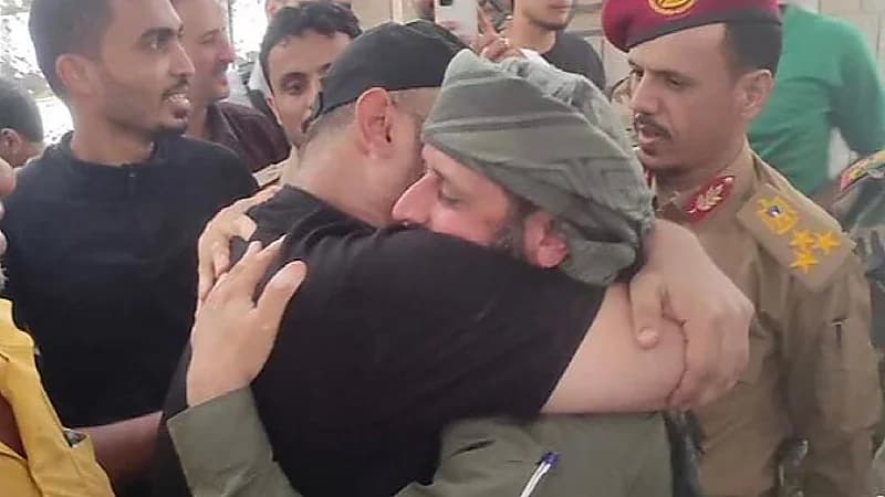 أب يعفو عن قاتل طفلته قبل لحظات من اعدامه .. فيديو