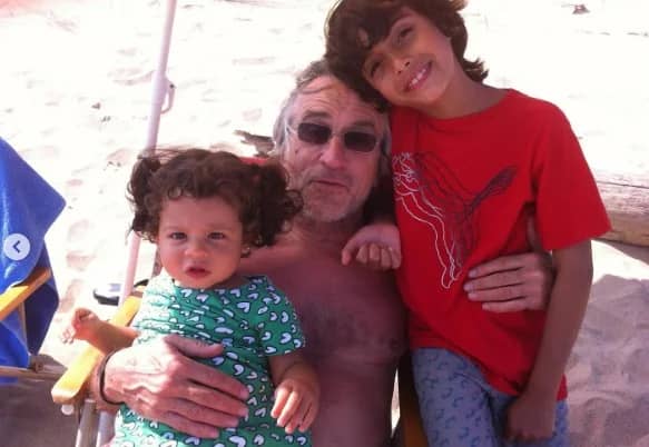 روبرت دي نيرو يحتفل بعيد ميلاده بقفزة جريئة من فوق يخت.. فيديو